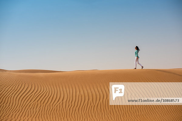 Touristin zu Fuß auf Wüstendüne  Dubai  Vereinigte Arabische Emirate