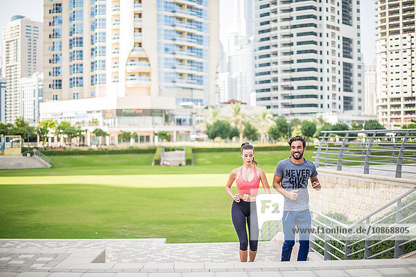 Laufendes Paar  läuft die Parktreppe hinauf  Dubai  Vereinigte Arabische Emirate
