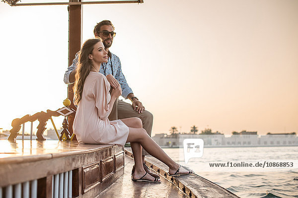 Romantisches Paar schaut vom Boot aus im Hafen von Dubai zu  Vereinigte Arabische Emirate