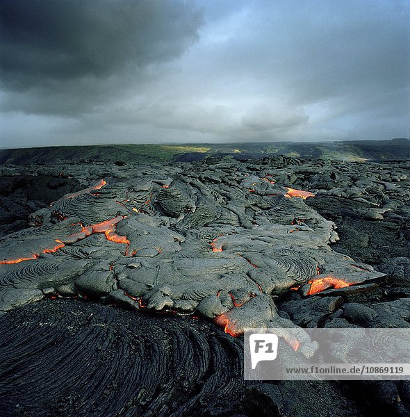 Ein Lavastrom an einem aktiven Vulkan im Hawaii Volcanoes National Park Hawaii USA