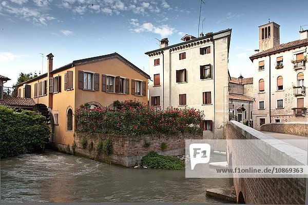 Fluss und Gebäude in Treviso Italien