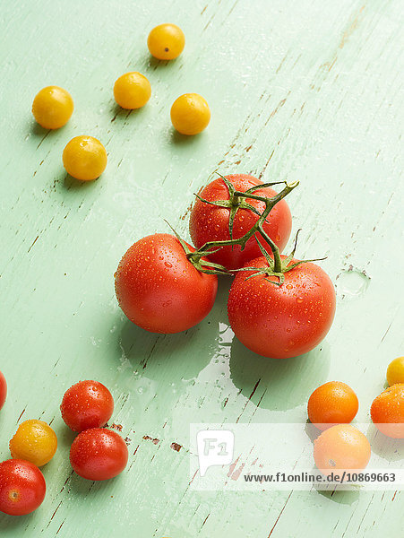 Draufsicht auf Tomaten auf grünem Hintergrund