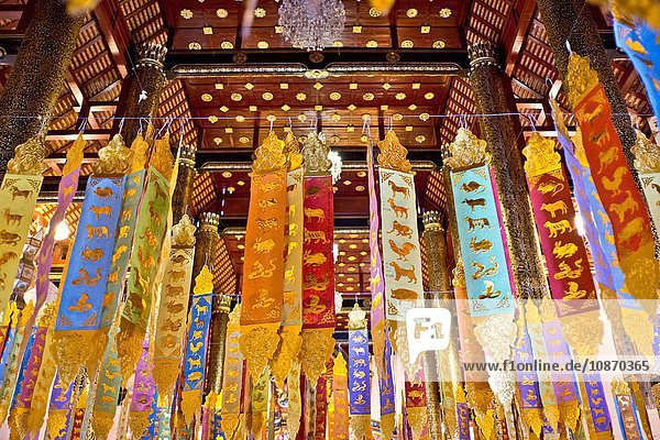 Innenansicht eines buddhistischen Tempels  Stadt Chiang Mai  Thailand