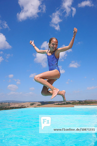 Mädchen springt ins Schwimmbad  Buonconvento  Toskana  Italien