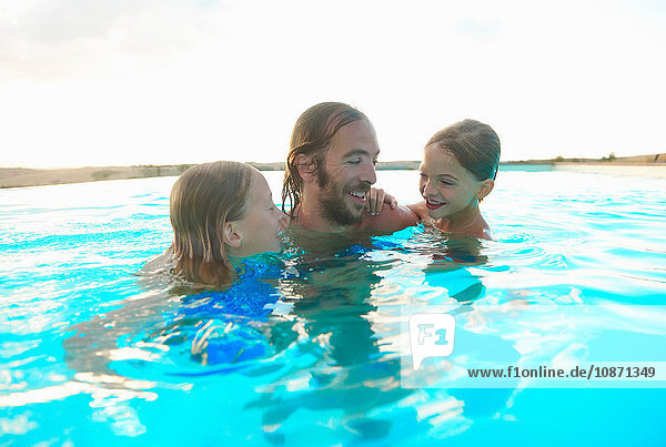Mann im Schwimmbad mit Tochter und Sohn  Buonconvento  Toskana  Italien