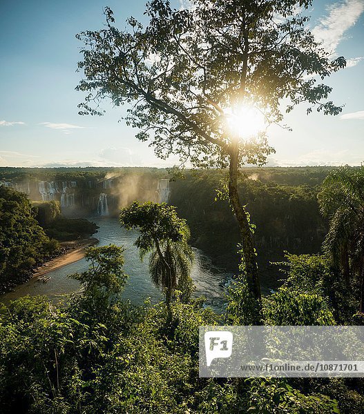 Fernsicht auf die Iguazu-Wasserfälle  Parana  Brasilien