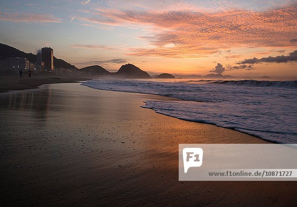 Wellen schlagen im Morgengrauen über den Strand von Copacabana  Rio De Janeiro  Brasilien