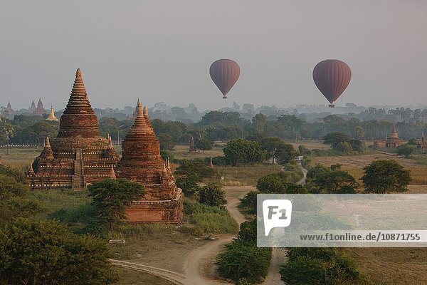 Heissluftballons und Tempel bei Sonnenaufgang Bagan Burma