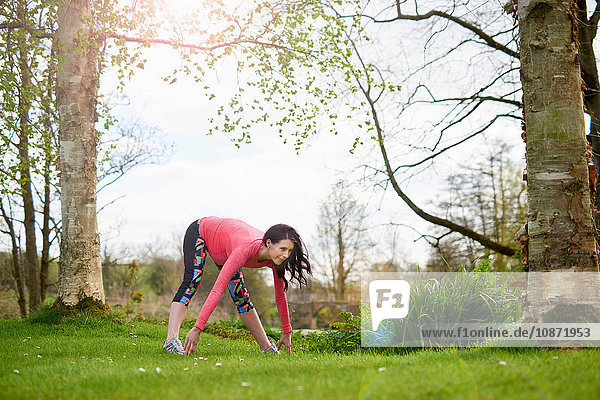 Schwangere Frau  die im Freien Sport treibt  Stretching
