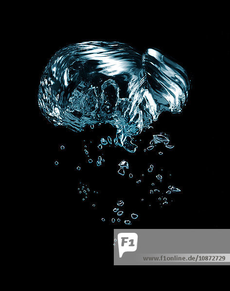 Transparente Flüssigkeit und aufsteigende Blasen vor schwarzem Hintergrund