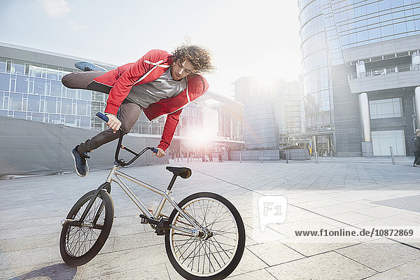 BMX Biker beim Stunt im Stadtgebiet