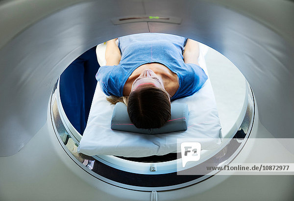 Weibliche Patientin bereitet sich auf CT-Untersuchung vor