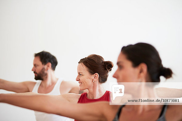 Menschen im Übungsstudio Arme in Yoga-Position geöffnet
