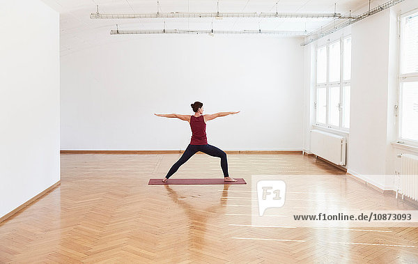 Frau im Übungsstudio Arme und Beine in Yogastellung geöffnet