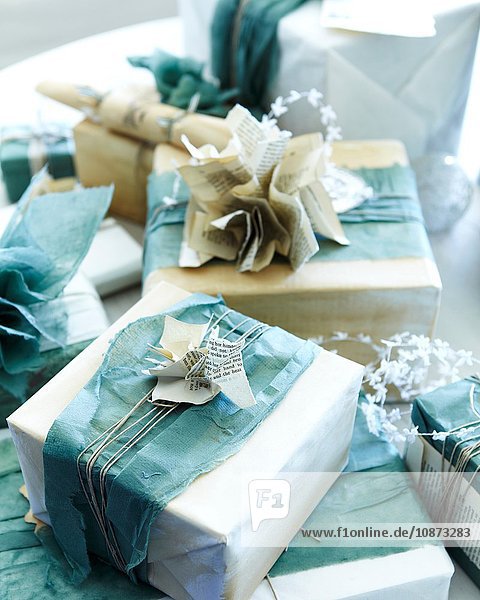 Stapel handgemachter Weihnachtsgeschenkverpackungen und Weihnachtsknacker