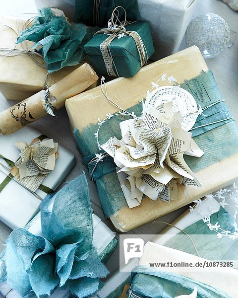 Draufsicht auf handgemachte Weihnachtsgeschenkverpackungen und Weihnachtsknacker