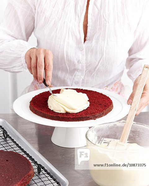 Herstellung von rosa Samt-Schokoladenkuchen
