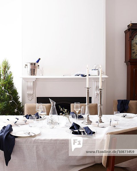 Gedeckter Esstisch für ein elegantes Weihnachtsessen