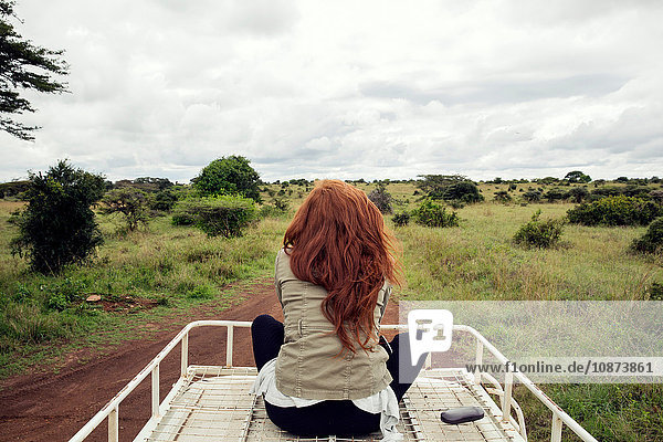 Frau genießt die Fahrt auf einem Fahrzeug im Wildpark  Nairobi  Kenia