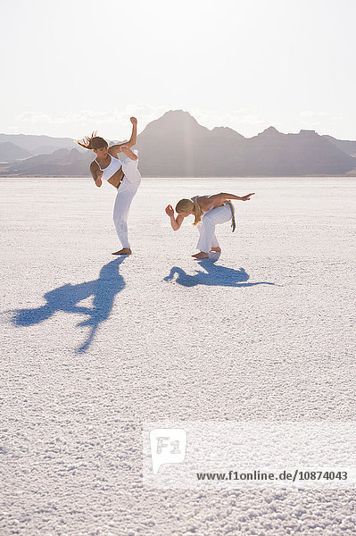 Zwei Frauen spielen Capoeira auf Bonneville Salt Flats  Utah  USA