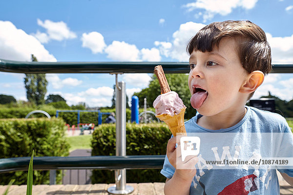 Junge genießt Eistüten in der Nähe eines Spielplatzes  Richmond  London