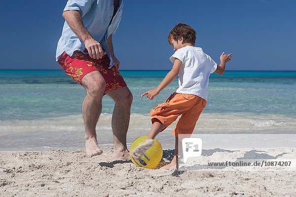 Junge spielt mit seinem Vater am Strand Fussball  Mallorca  Spanien