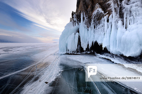 Felswand der Insel Ogoy auf dem zugefrorenen Baikalsee  Insel Olchon  Sibirien  Russland