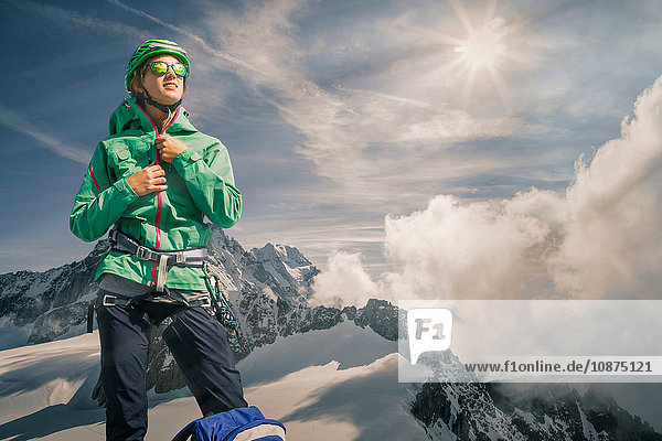 Bergsteigerin  die sich auf eine Besteigung vorbereitet  Mont Blanc  Chamonix  Frankreich