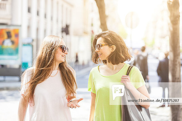 Zwei junge Frauen unterhalten sich auf der Straße Paris Frankreich