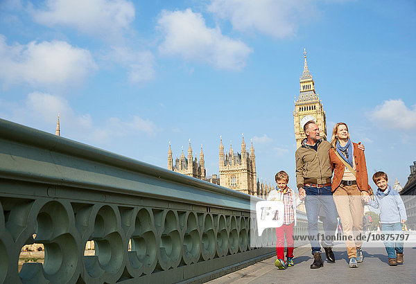 Familie geht über die Westminster-Brücke
