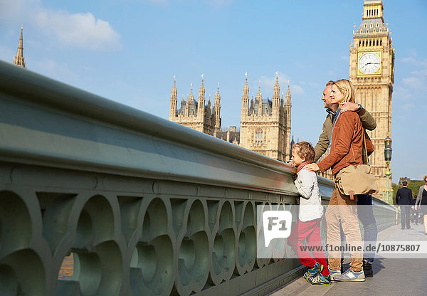 Familie auf der Westminster-Brücke schaut auf Ansicht