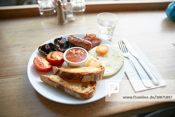 Vollständiges englisches Frühstück an der Theke im Cafe