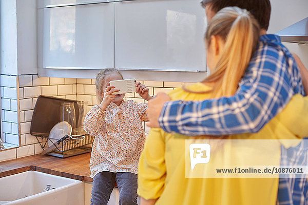 Tochter fotografiert Eltern in der Küche