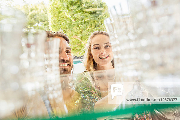 Junges Paar schaut durch ein Schaufenster auf Trinkgläser  Franschhoek  Südafrika