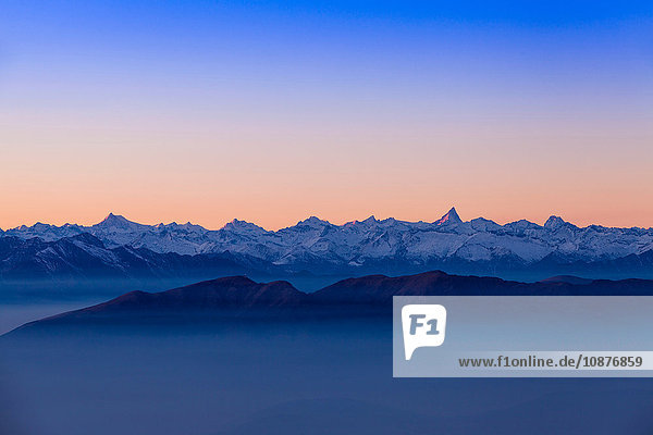 Hochgebirgslandschaft mit Talnebel in der Morgendämmerung  Monte Generoso Tessin  Schweiz