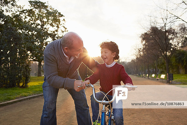 Großvater bringt Enkel das Fahrradfahren im Park bei