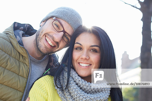 Porträt eines Paares mittlerer Erwachsener  das lächelnd in die Kamera schaut