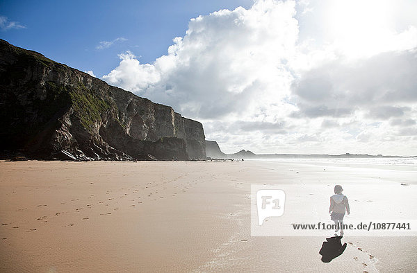 Mädchen geht am Strand spazieren  Watergate Bay  Cornwall