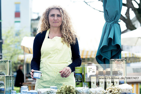 Markthändler mit einer Vielzahl von Olivenölprodukten