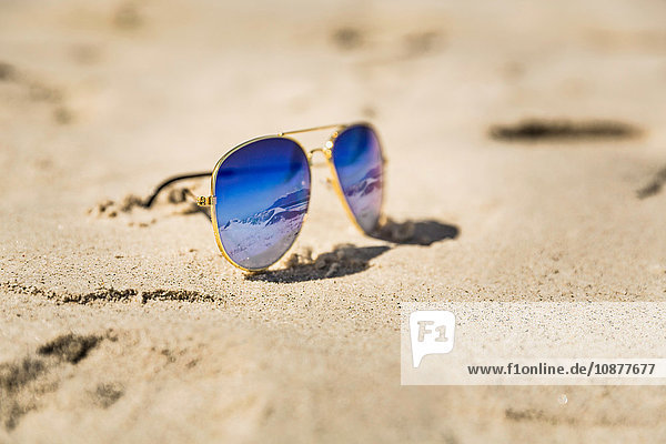 Blau verspiegelte Sonnenbrille am Strand  Kapstadt  Südafrika