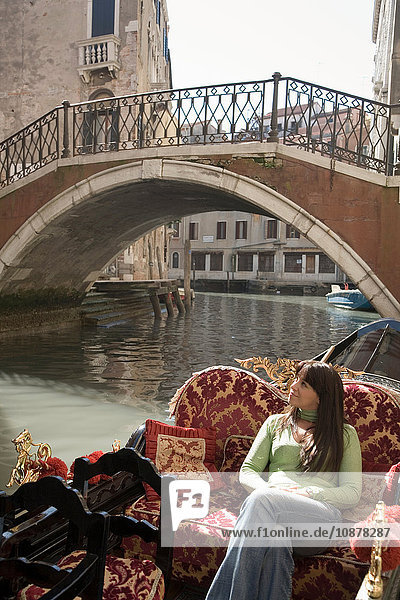 Junge Frau schaut von der Kanalgondel auf  Venedig  Italien