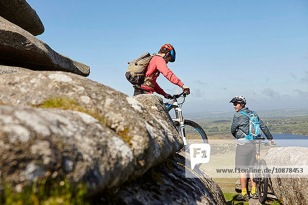 Radfahrer mit Fahrrädern auf Felsvorsprung