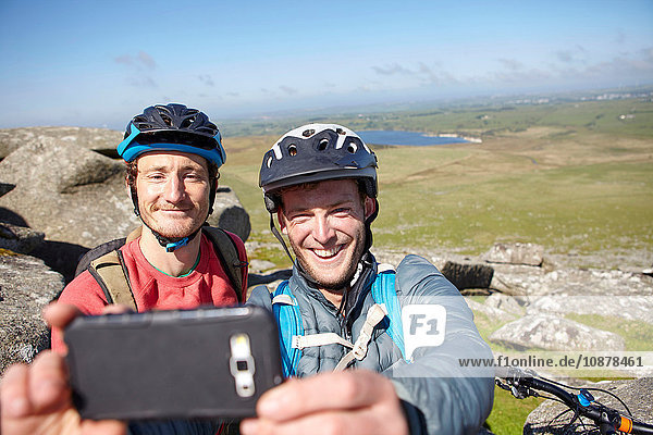 Radfahrer  die auf einem Felsvorsprung Selfie nehmen