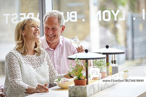 Älteres Paar  das beim Mittagessen im Restaurant lacht  London  UK
