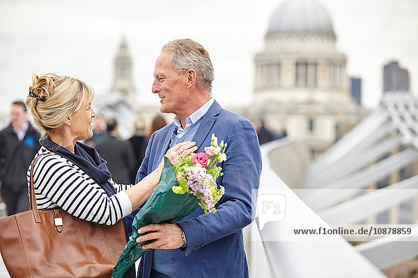 Romantisches reifes Liebespaar begrüßt sich auf der Millennium Bridge  London  UK