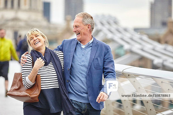 Älteres Paar lacht beim Überqueren der Millennium Bridge  London  UK
