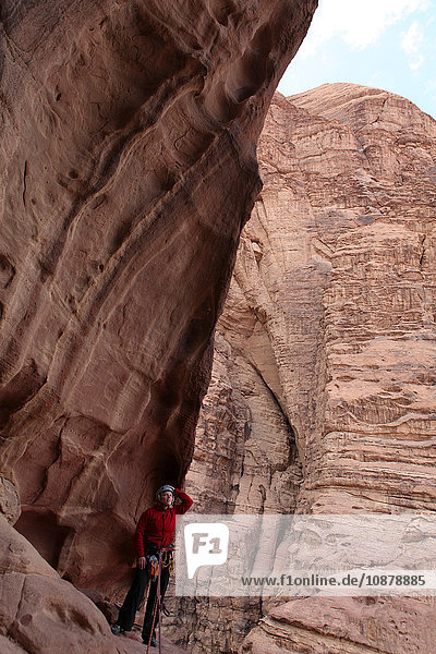 Abseilen einer Frau an einer Felswand  Wadi Rum  Jordanien