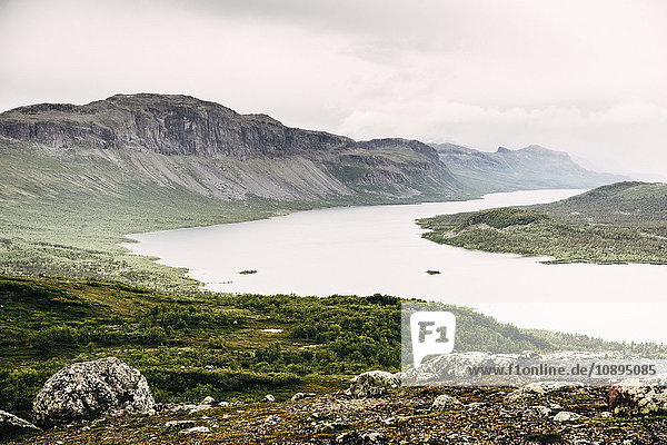 Schweden  Lappland  Saltoluokta  Kungsleden  Landschaft mit Fluss im Bergtal