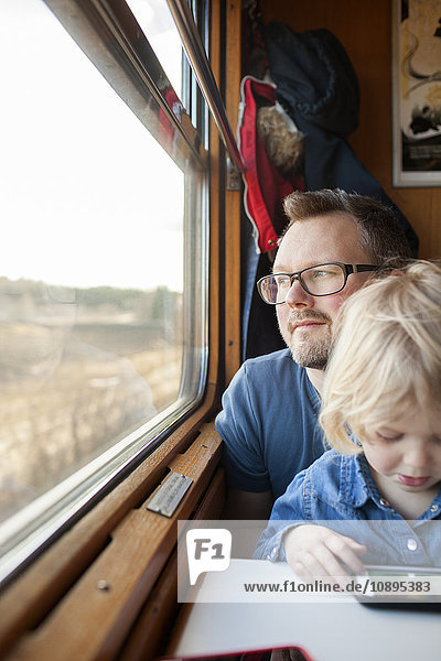 Schweden  Vater und Tochter (2-3) mit dem Zug unterwegs