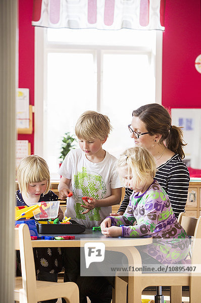 Schweden  Kinder spielen mit der Lehrerin im Kindergarten